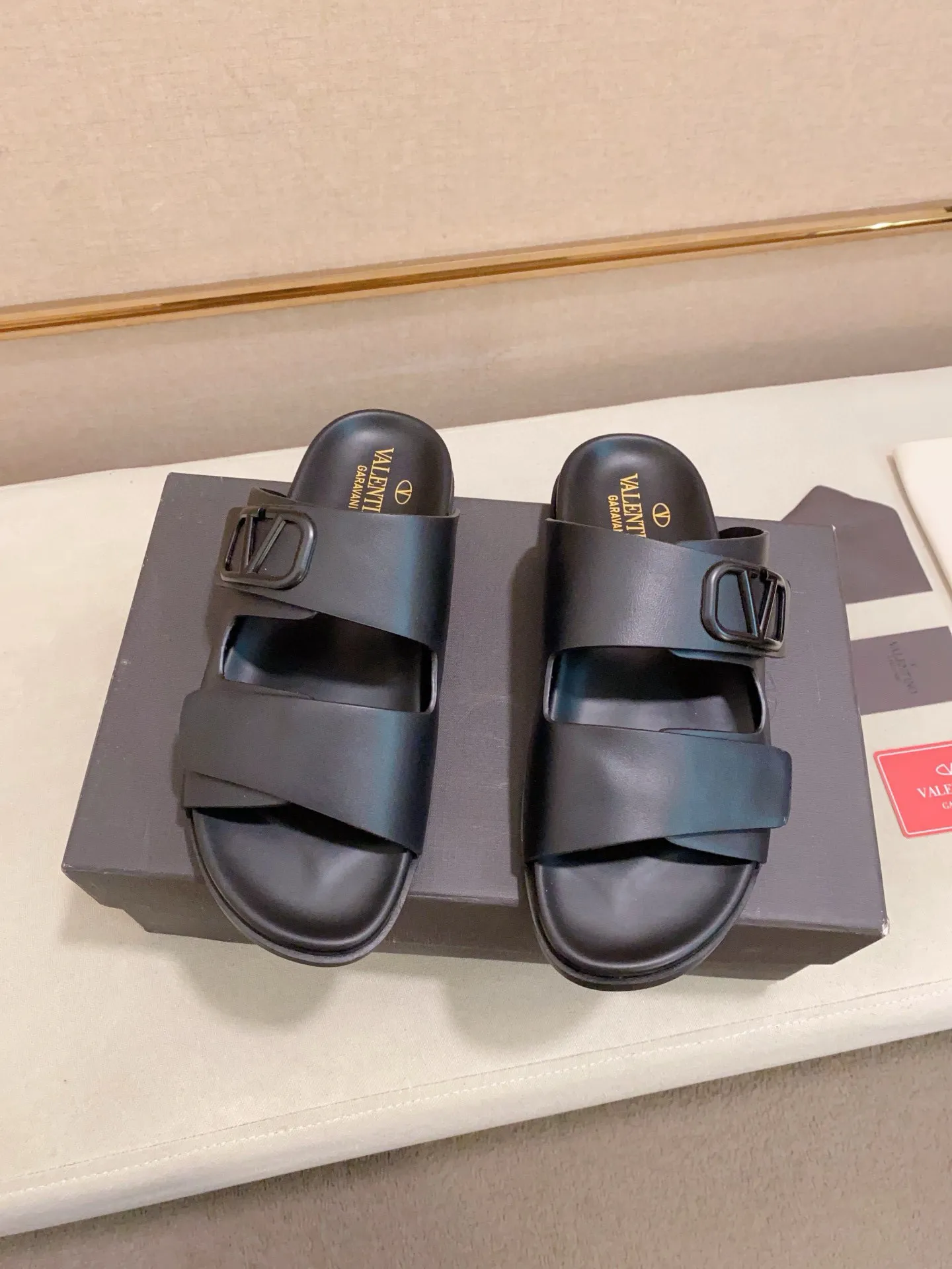 Men's shoes💰: 440💰[Valentino] New men's boutique slippers, counter quality, classic plaid, the actual workmanship is quite complex🔰The uppers are made of imported fabrics➕🐑Sheepskin lining, which tests the craftsman's craftsmanship➕original PU outsole. Size: 38-44 (45 can be customized, non-refundable)
